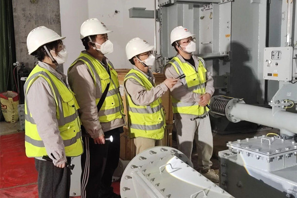 136图为金川公司运行维护人员跟踪机电设备安装